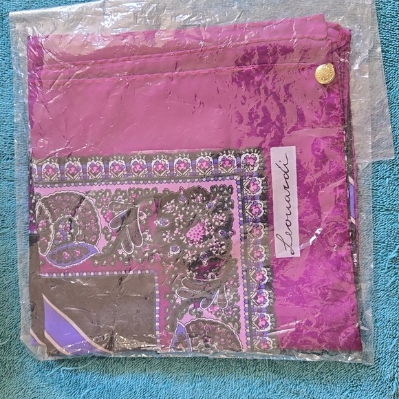 LEONARDI MERLOT Signed Lace Design Scarf 30" x 30" NWOT - Picture 7 of 7